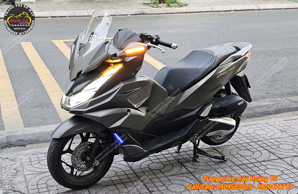 Góc nghiêng PCX 160 nổi bật với xi nhan tích hợp kính hậu và body kit sơn màu lại