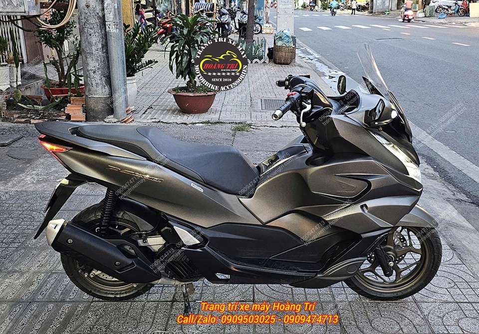 Nhìn từ bên phải, PCX 160 giữ nét liền lạc sau khi nâng cấp body kit xịn sò