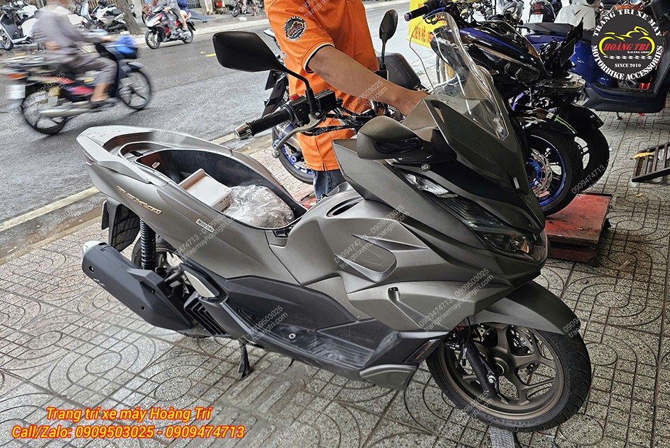 PCX 160 vừa ghé Hoàng Trí Shop để bắt đầu quá trình thay đổi phần đầu xe