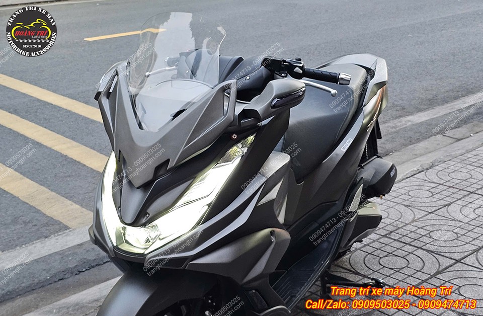Dễ nhận thấy chính là kính chắn gió MHR trong suốt giúp dàn đầu PCX 160 thêm hầm hố