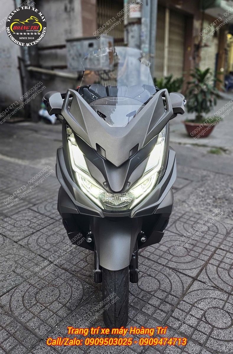 Chính diện PCX 160 sau nâng cấp cho thấy body kit sơn đồng bộ màu tổng thể liền lạc