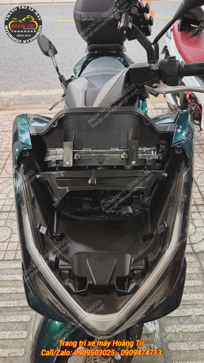 Dàn đầu PCX 160 được tháo mặt nạ để chuẩn bị lắp bộ kính chắn gió cao 65cm