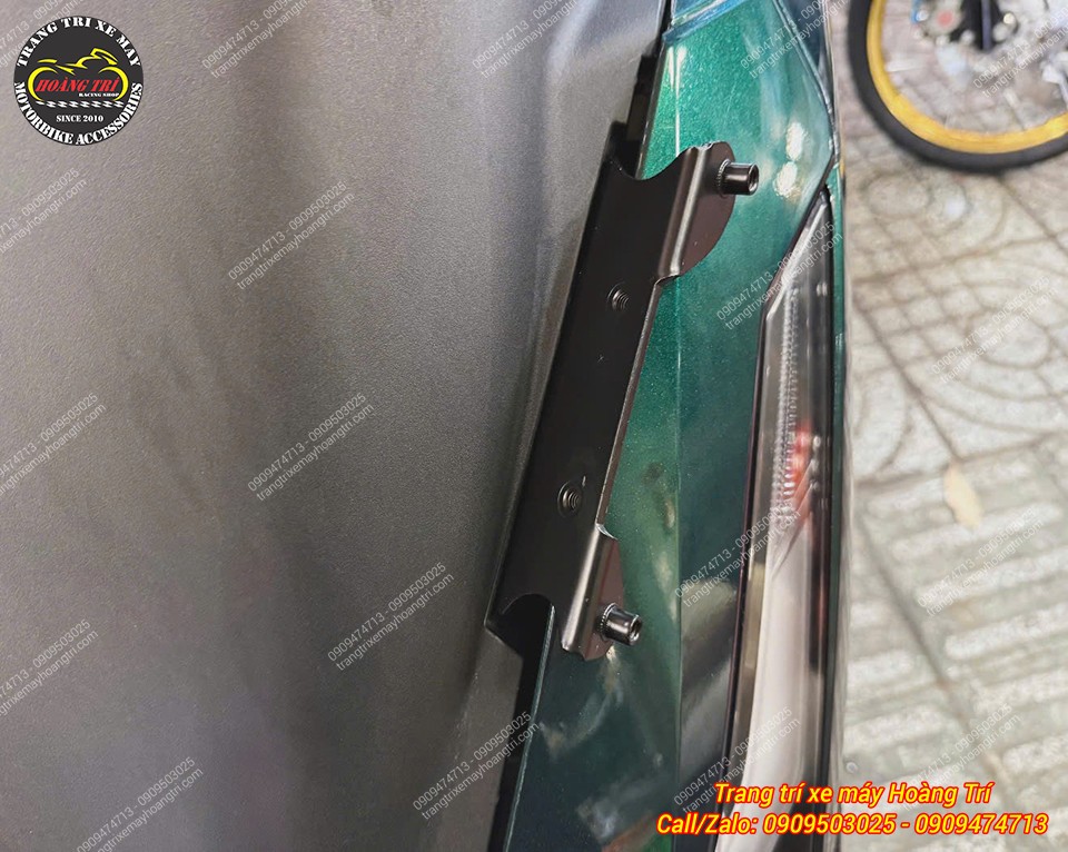 Pát bên trái được lắp gọn theo dàn áo, chuẩn bị hoàn thiện kính chắn gió cao 65cm