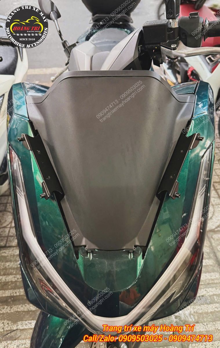 Hai bên pát kính được lắp cân đối trên dàn đầu PCX 160 trước khi gắn kính