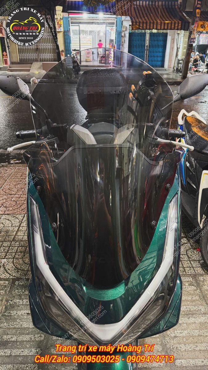Kính chắn gió cao 65cm hoàn thiện trên PCX 160, vẫn sử dụng kính hậu nguyên bản