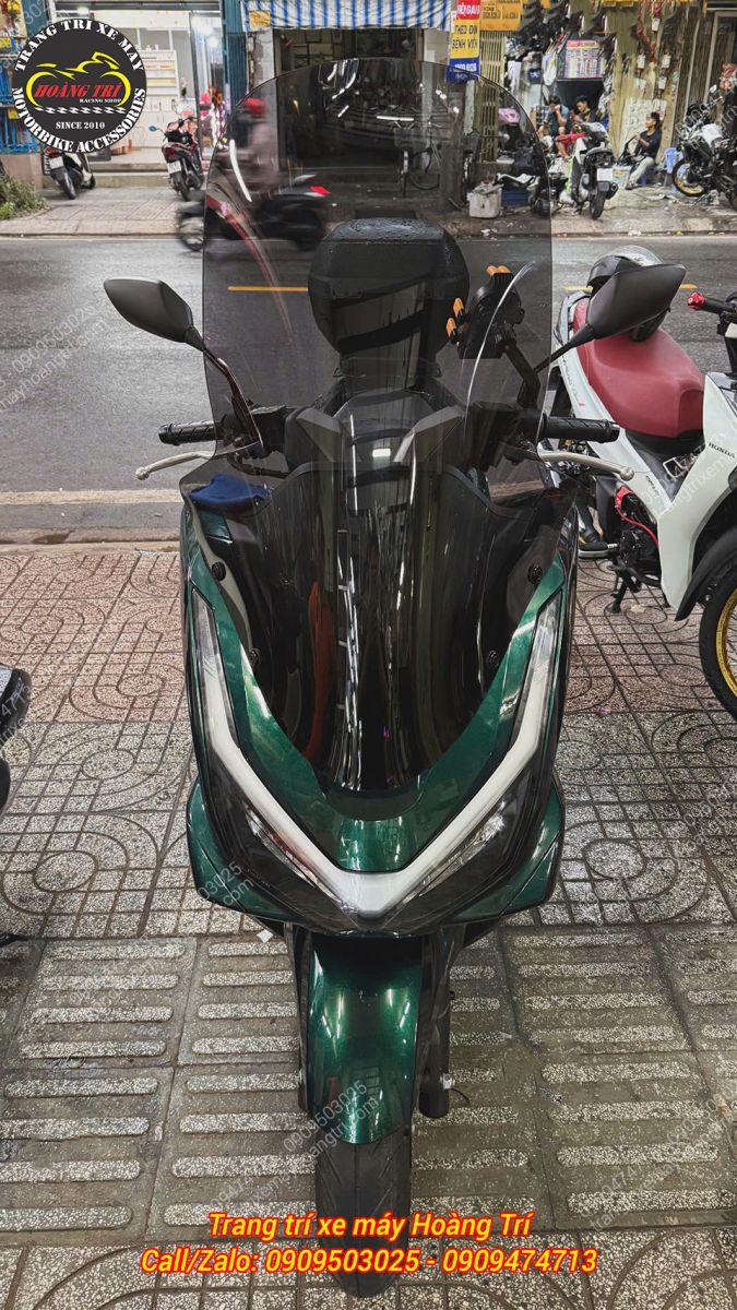 Nhìn trực diện, kính chắn gió 65cm tạo phần đầu cao ráo và hầm hố cho PCX 160