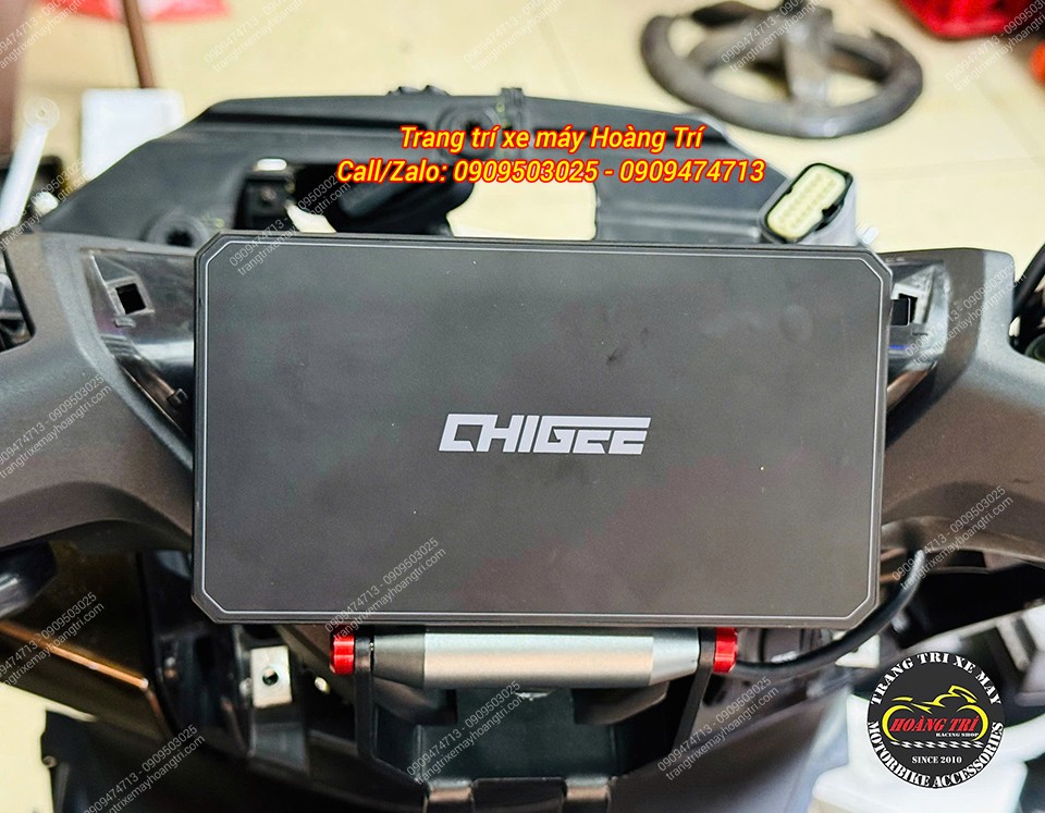 Cận cảnh màn hình Chigee lắp trên thanh ngang GPS, chắc chắn và có thêm tiện ích treo móc đồ