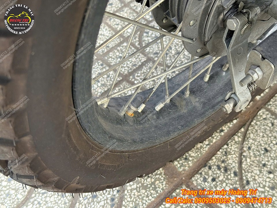 Bánh sau Yamaha PG-1 trước nâng cấp, vẫn sử dụng van lốp nguyên bản và bộ căm zin