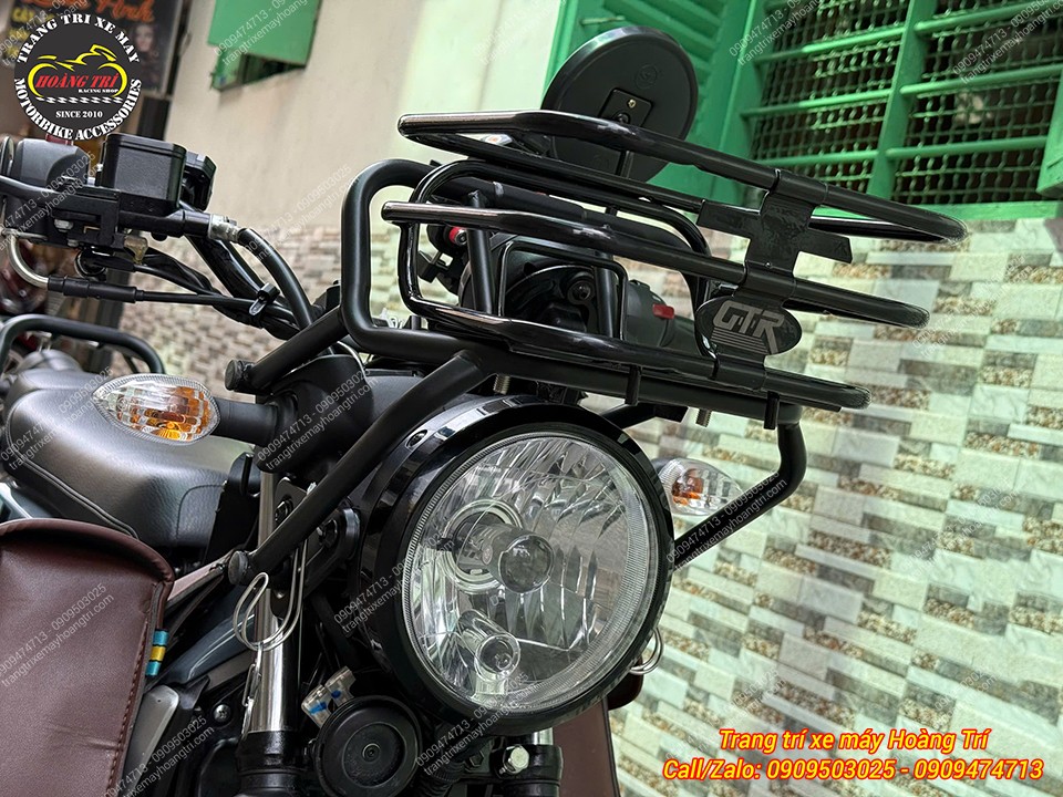 Góc nhìn phía trước cho thấy baga GTR nằm gọn phía trên đèn zin, không ảnh hưởng ánh sáng