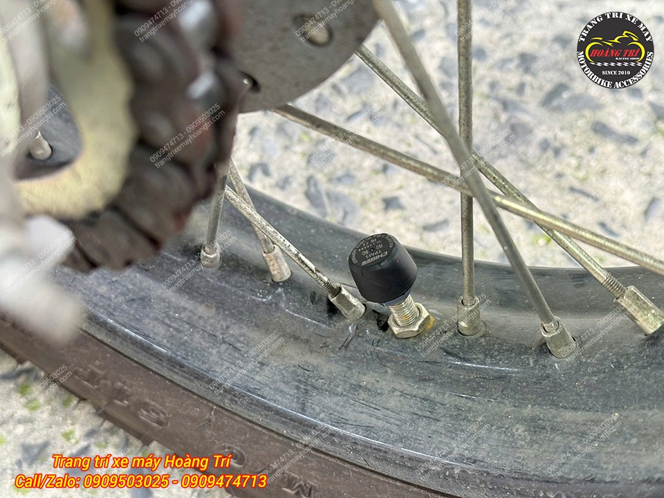 Cảm biến áp suất lốp Chigee được lắp trực tiếp tại van bánh sau của Yamaha PG-1