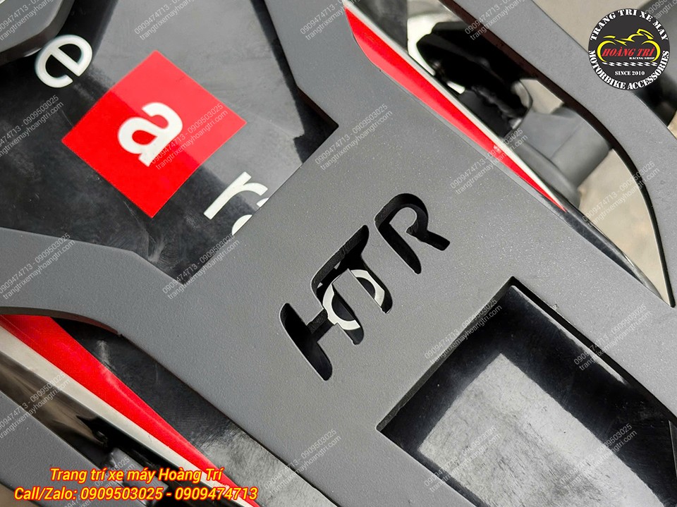 Cận cảnh baga sau CNC HTR với logo được cắt tinh tế, hoàn thiện full đen dành cho Aprilia RX 125