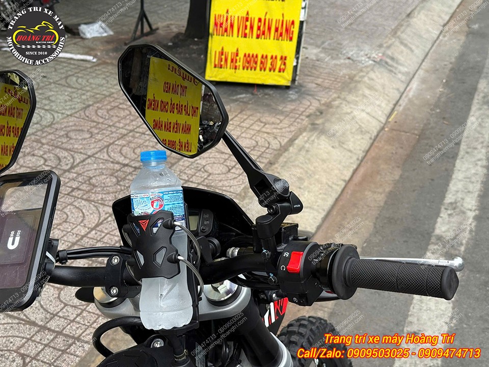 Góc nhìn tổng thể tay lái với kính Shenao V2, giá điện thoại và giá đỡ chai nước tiện dụng