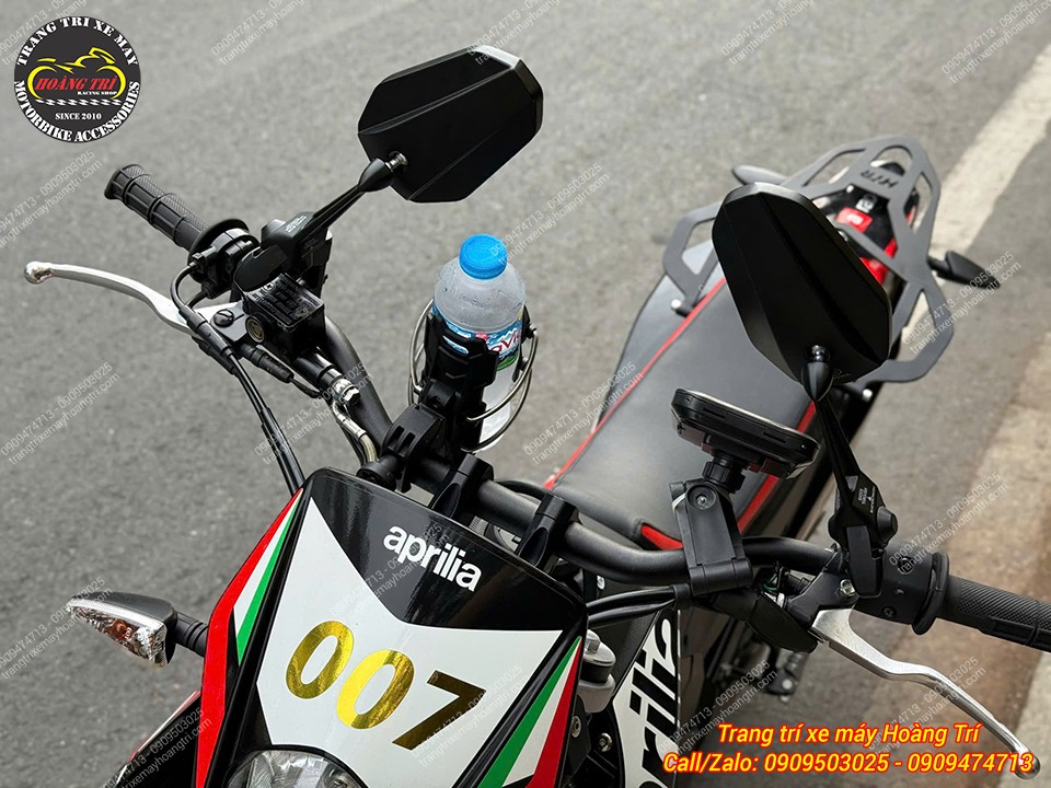 Aprilia RX 125 nhìn từ phía trước sau khi nâng cấp phụ kiện, giữ nét đặc trưng của dòng xe