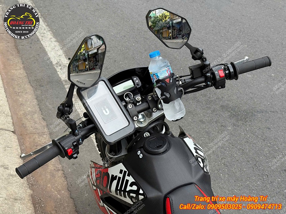 Khu vực tay lái Aprilia RX 125 được bố trí nhiều phụ tiện ích mà vẫn gọn gàng khi di chuyển