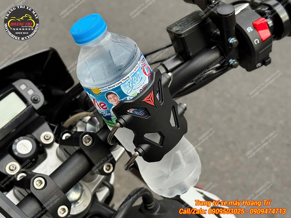 Chai nước được cố định bằng giá đỡ chai nước MotoWolf DH1, thuận tiện hơn khi di chuyển