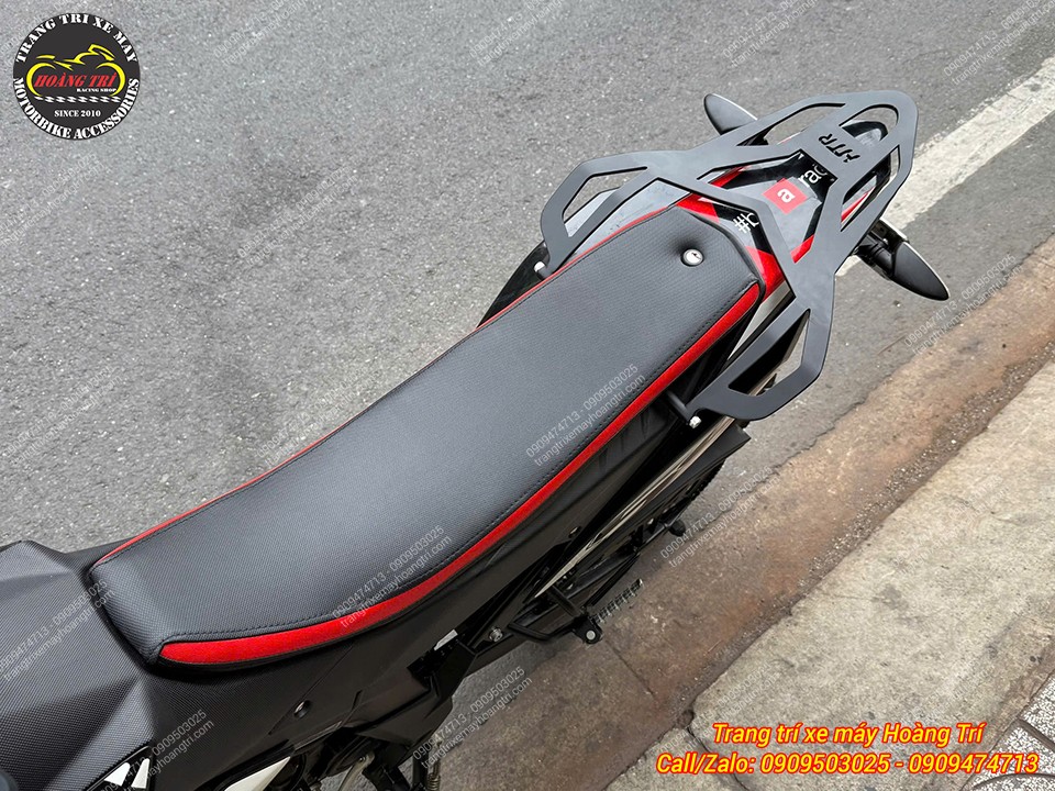 Góc nhìn từ trên thể hiện baga HTR bố trí cân đối với yên và phần đuôi Aprilia RX 125