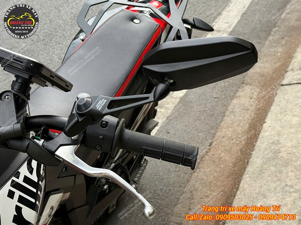 Kính hậu Shenao V2 lắp trên Aprilia RX 125 sở hữu kiểu dáng góc cạnh, chân kính thể thao