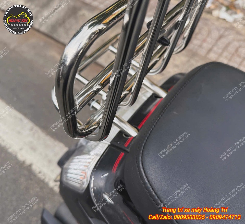 Góc nghiêng cho thấy baga sau Honda Dunk bằng inox sáng bóng, thiết kế bộ khung chắc chắn