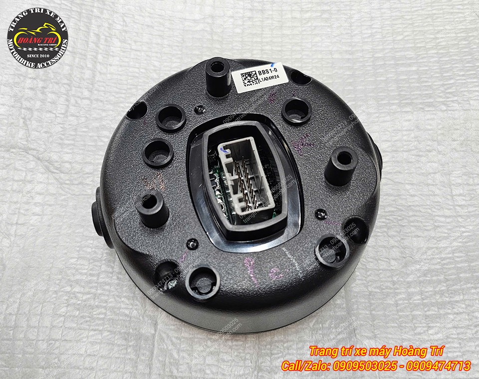 Mặt sau đồng hồ XSR 155 trang bị giắc kết nối, hỗ trợ quá trình lắp đặt thuận tiện