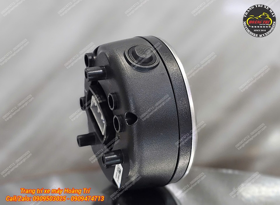 Góc nghiêng đồng hồ XSR 155 cho thấy thiết kế tròn nhỏ gọn cùng nút điều khiển