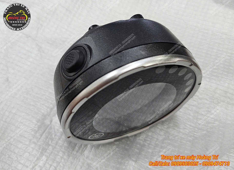 Đồng hồ XSR 155 sở hữu khung bạc cùng mặt tròn mang phong cách cổ điển đặc trưng