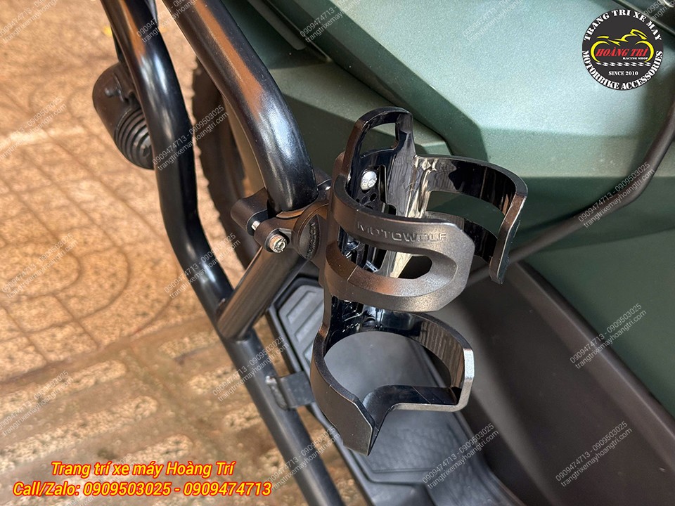 Thiết kế thông minh của giá đỡ chai nước Motowolf 3510B, thuận tiện đặt chai khi di chuyển