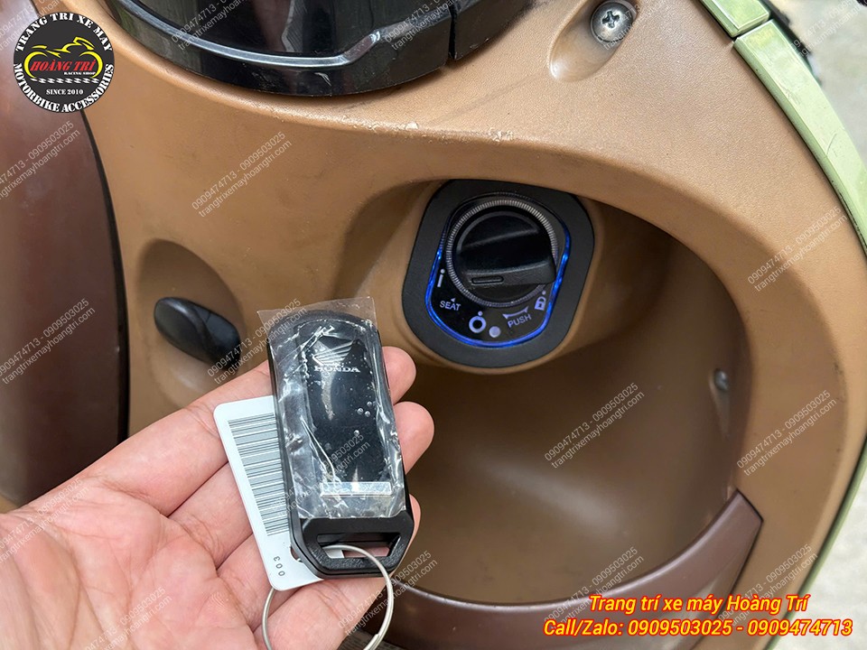Không cần dùng chìa khóa nữa mà thay vào đó là remote để điều khiển xe thật tiện lợi