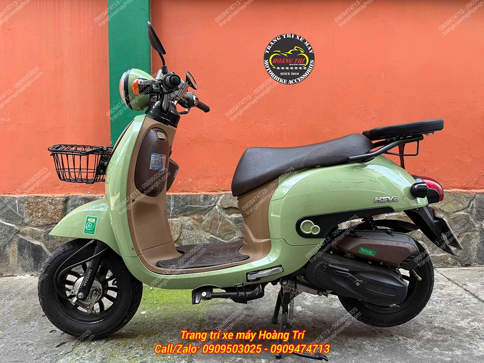 Toàn cảnh bên trái Hyosung HSV-2 với rổ trước và baga sau được bố trí cân đối