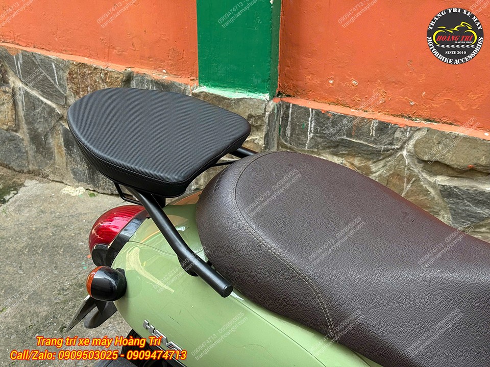 Nệm baga sau vừa vặn và lắp đặt như chiếc yên sau nối dài hài hòa với yên HSV-2
