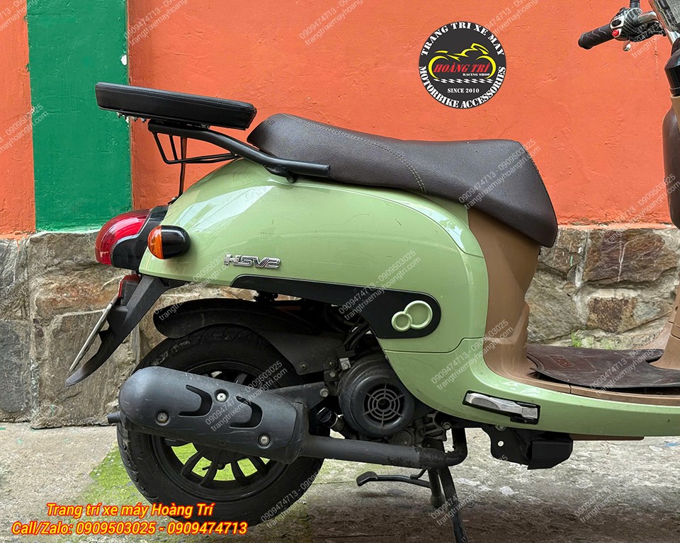 Nhìn từ bên phải, baga sau SRP ôm gọn thân xe và tăng phong cách, tiện ích cho xe