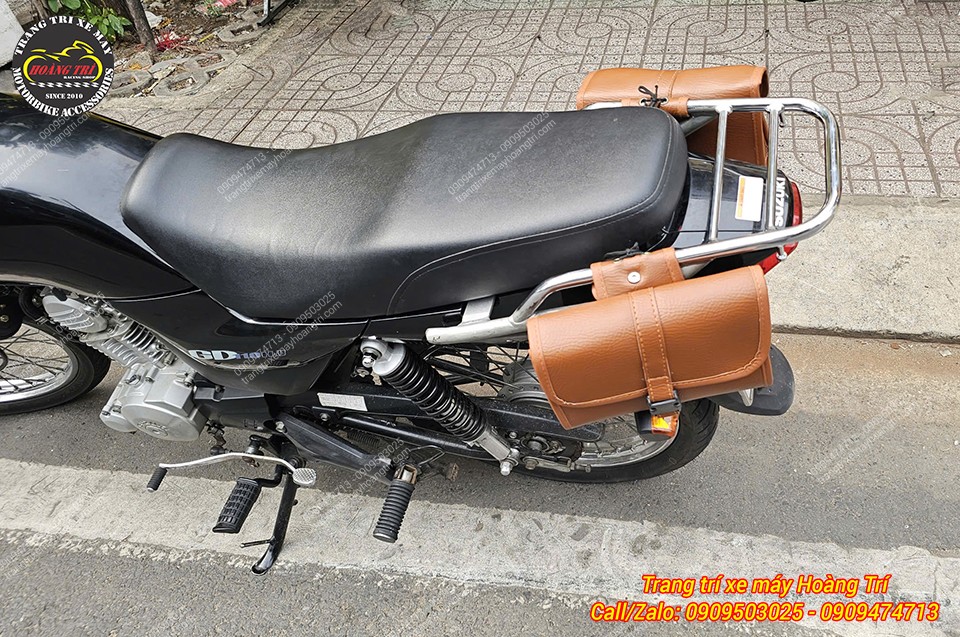 Túi treo hông T06 màu nâu lắp hai bên Suzuki EN 150, giúp có thêm không gian chứa đồ