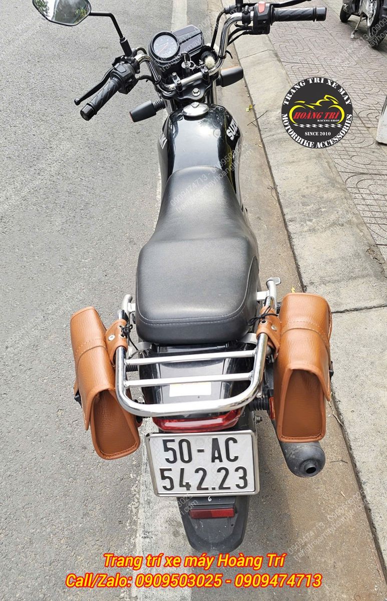 Góc nhìn phía sau cho thấy cặp túi T06 bố trí cân đối hai bên đuôi Suzuki EN 150