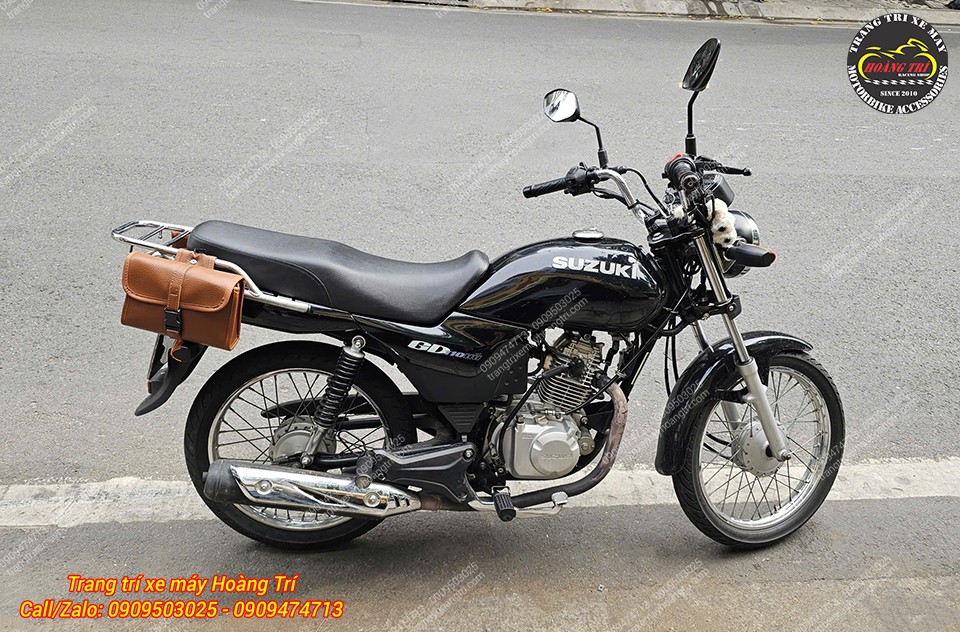 Tổng thể Suzuki EN 150 bật tông cuốn hút với túi treo T06 màu nâu bố trí gọn phía sau xe