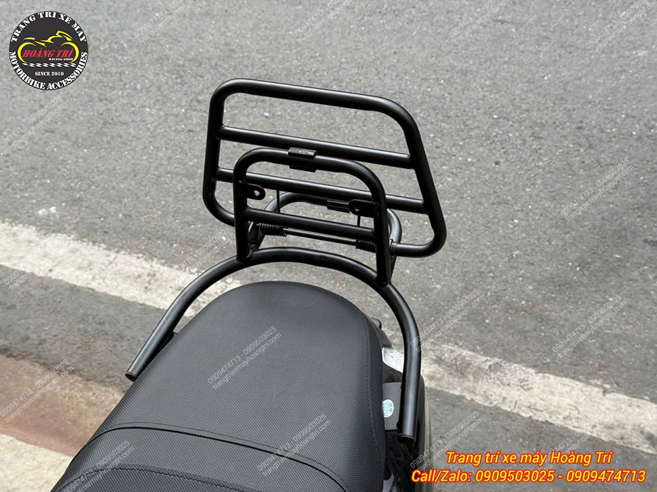 Baga HT màu đen trên Scoopy thiết kế bật gấp, mở rộng vị trí chở đồ phía sau