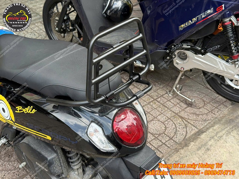 Baga HT sau khi hoàn thiện trên Scoopy, thiết kế khung kim loại đen hài hòa với tổng thể xe