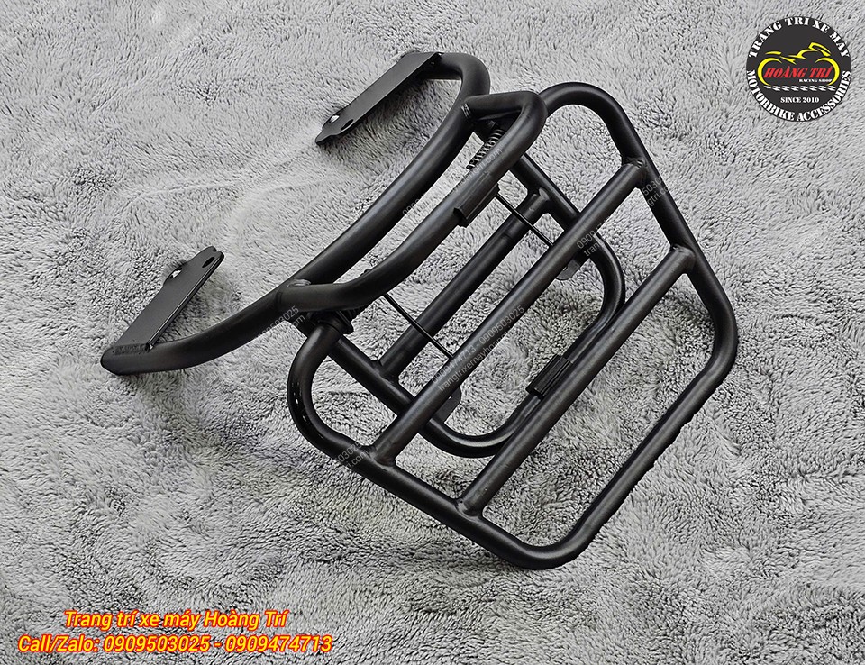 Góc nghiêng baga Scoopy mẫu HT cho thấy phần giá chở đồ rộng, kết cấu gập mở linh hoạt