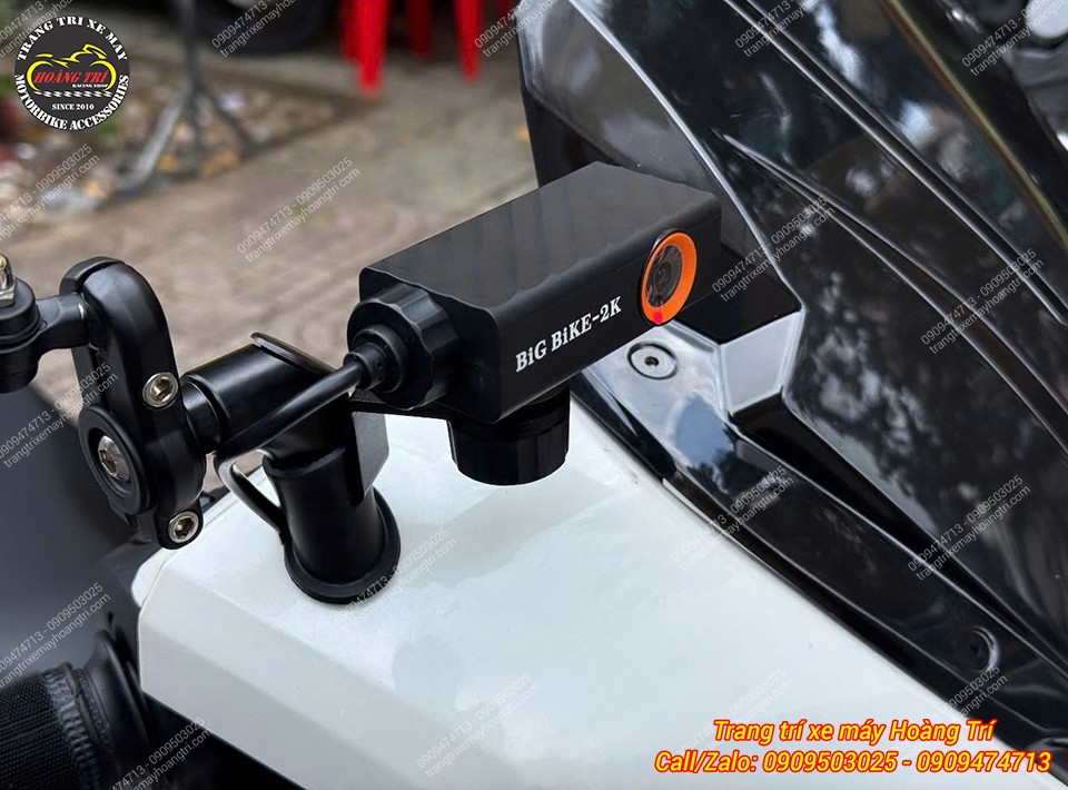 Camera hành trình Big Bike-2K được cố định chắc chắn ngay tại khu vực chân kính