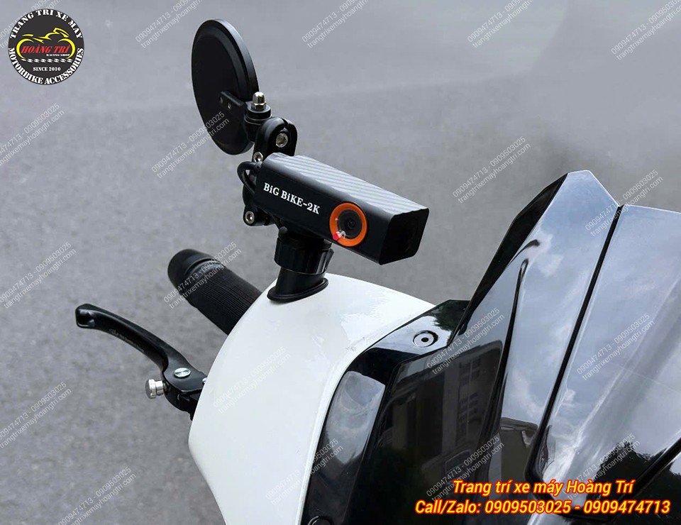 Góc nghiêng thể hiện camera Big Bike-2K bố trí gọn cạnh kính hậu Honda SH 2026