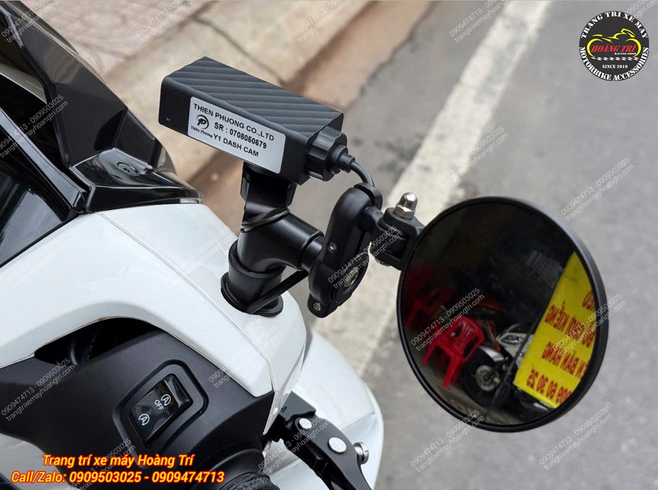 Mặt sau camera Big Bike-2K cùng pát được cố định chắc chắn trên dàn đầu SH