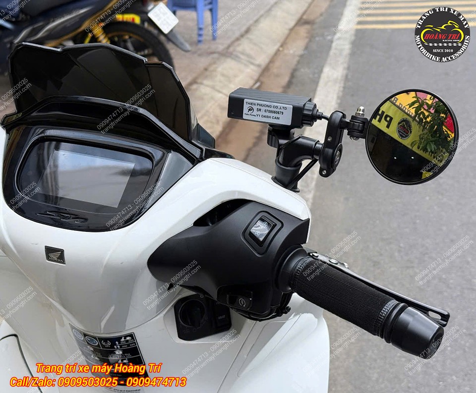 Camera Big Bike-2K nằm cạnh kính hậu, giúp khu vực tay lái SH 2026 luôn gọn gàng