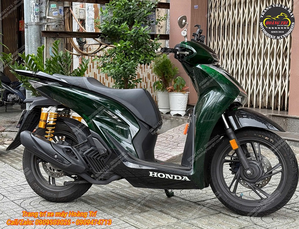 Góc toàn xe cho thấy Ohlins HO316 tạo điểm nhấn vàng nổi bật trên chiếc SH Việt xanh
