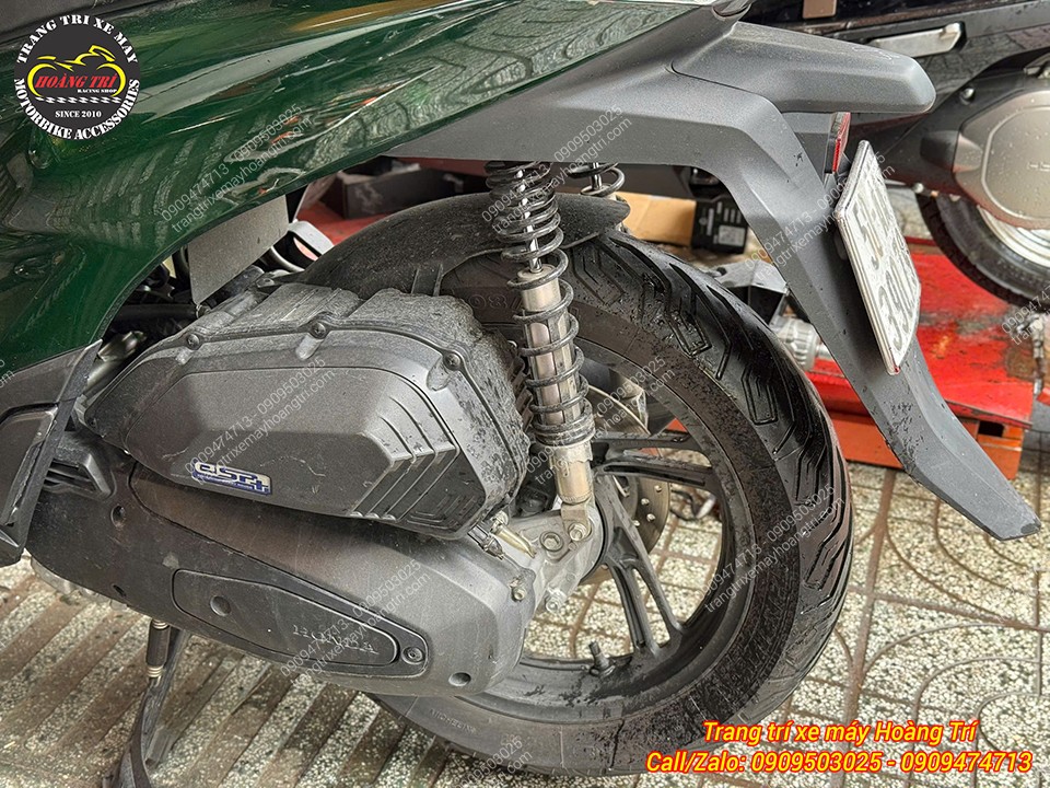 Nhiều bụi bẩn trên phuộc nguyên bản của xe chuẩn bị thay phuộc Ohlins chính hãng
