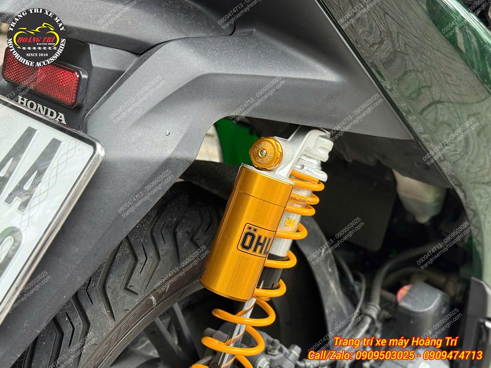 Bình dầu Ohlins màu vàng tạo điểm nhấn nổi bật, giúp khu vực bánh sau thêm phần thể thao