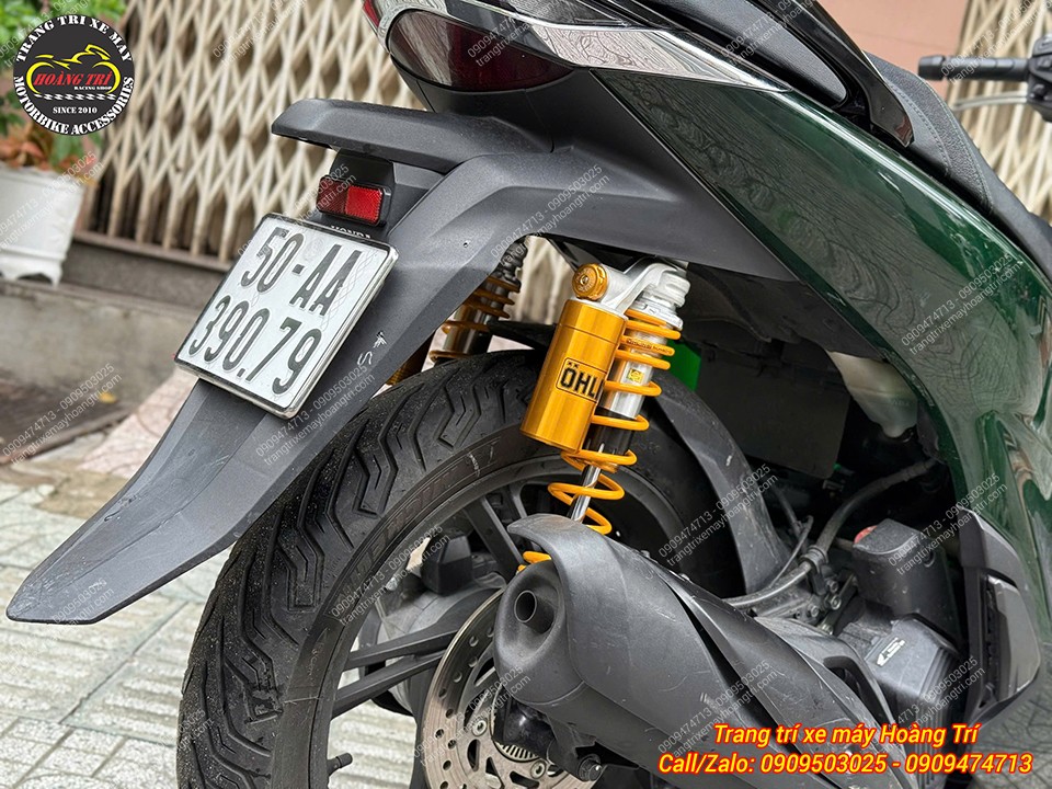 Góc nhìn phía sau làm nổi bật phuộc Ohlins HO316 với bình dầu vàng đặc trưng trên SH Việt