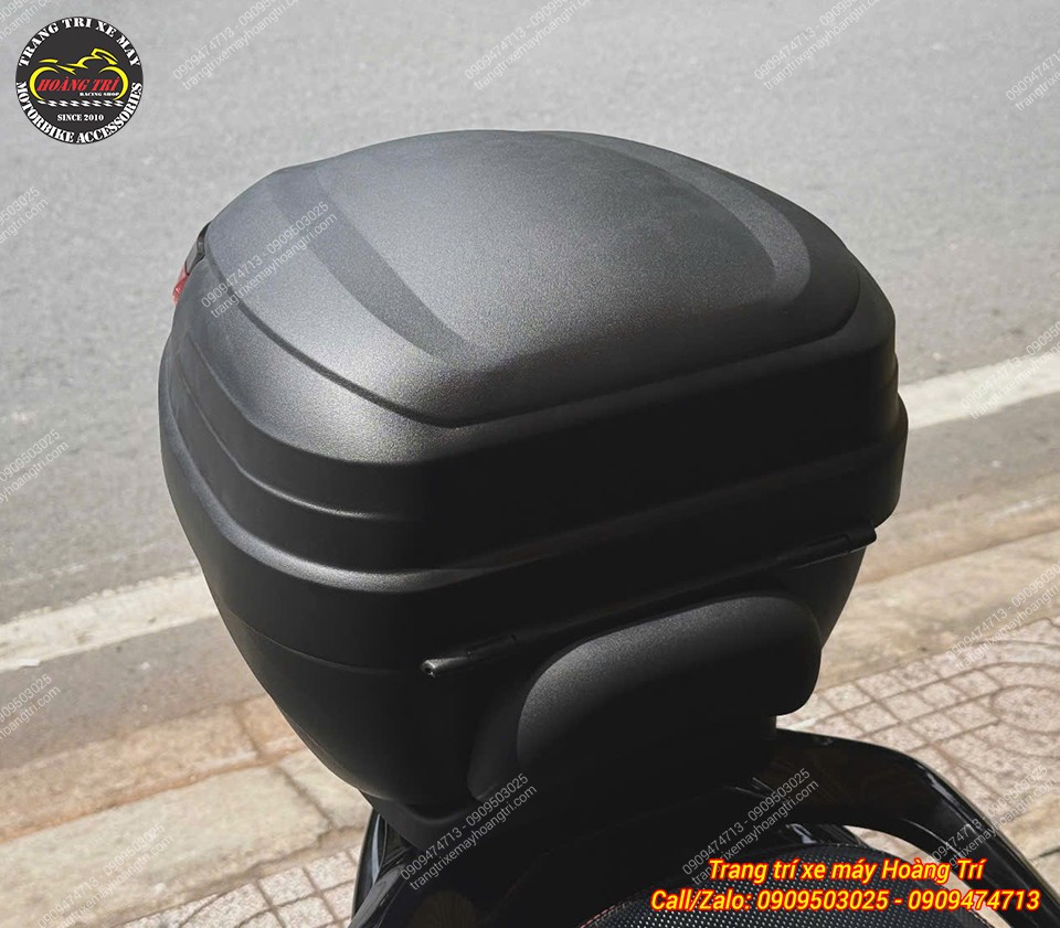 Thùng Givi B27NX trang bị cho SH 350, kết hợp đệm tựa lưng tăng sự thoải mái