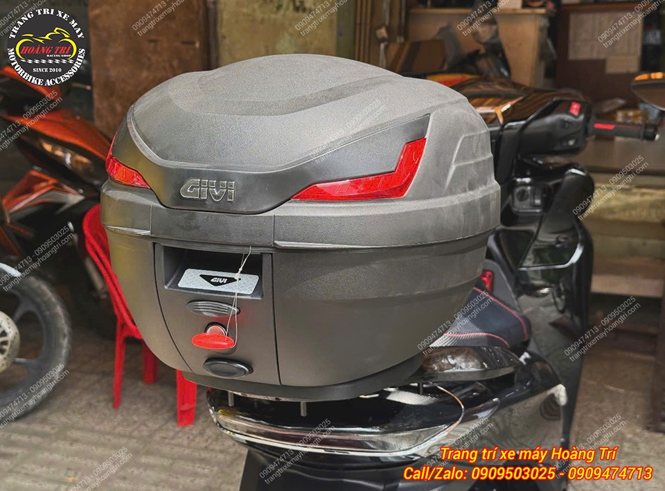Mặt sau Givi B27NX nổi bật với logo thương hiệu, phản quang đỏ và khóa Monolock