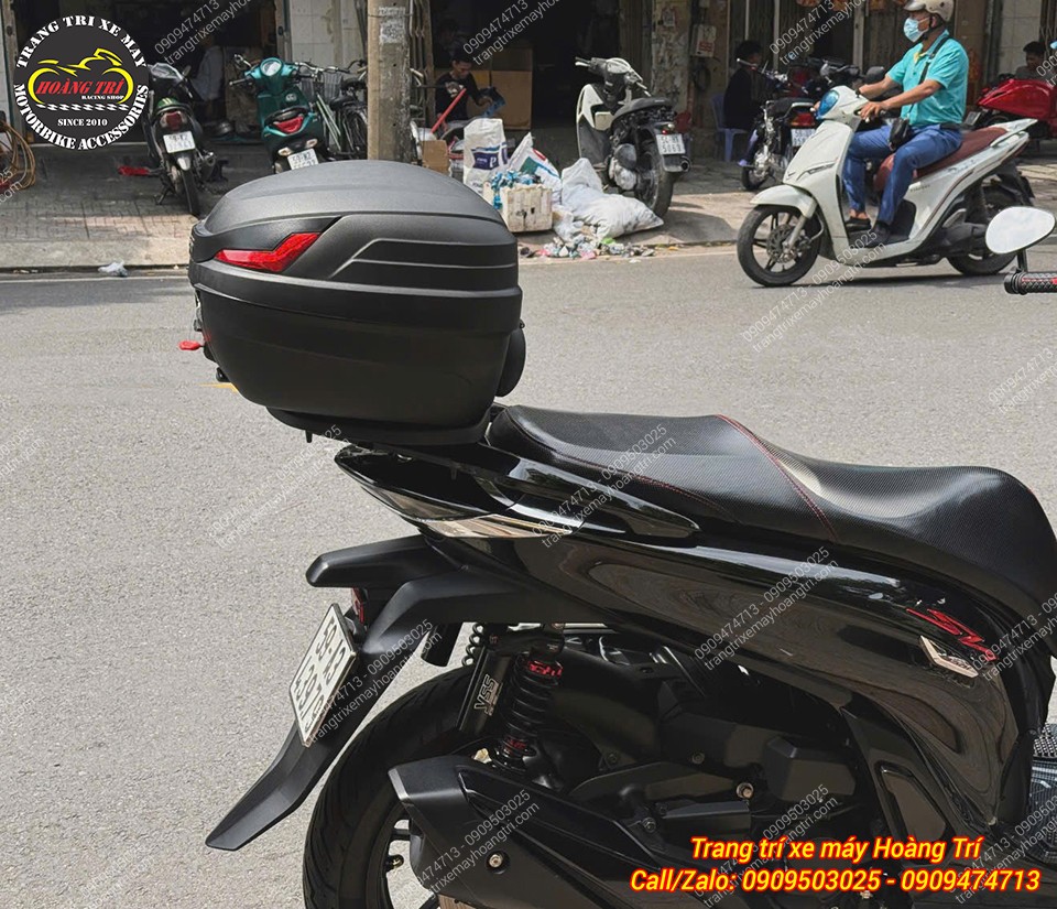 Givi B27NX bố trí gọn phía sau SH 350, hài hòa cùng tổng thể thân xe màu đen