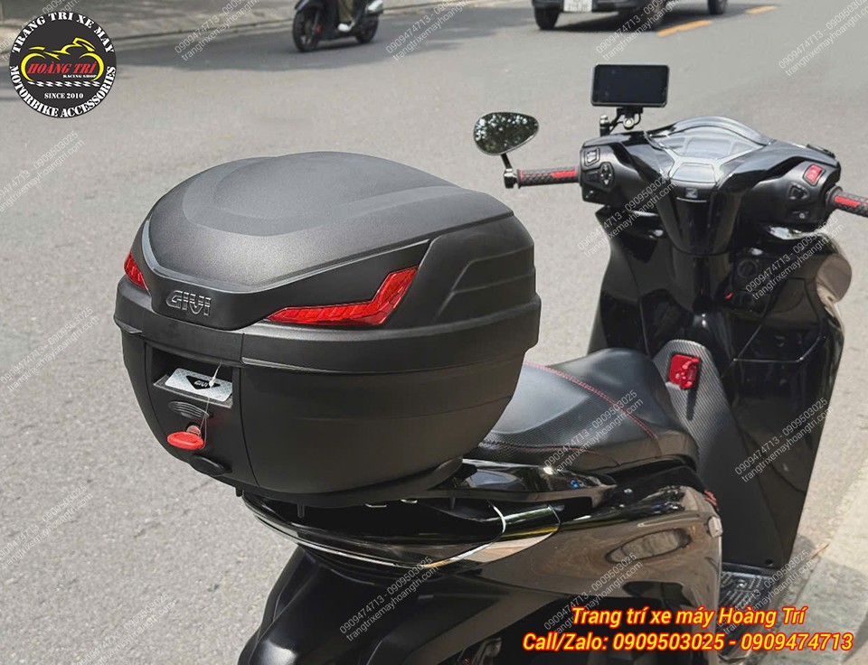 Thùng Givi B27NX vừa tăng vẻ đẳng cấp, vừa bổ sung không gian chứa đồ cho SH 350
