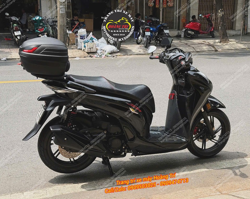 Toàn cảnh SH 350 trang bị Givi B27NX phía sau, bổ sung tiện ích cho mỗi hành trình