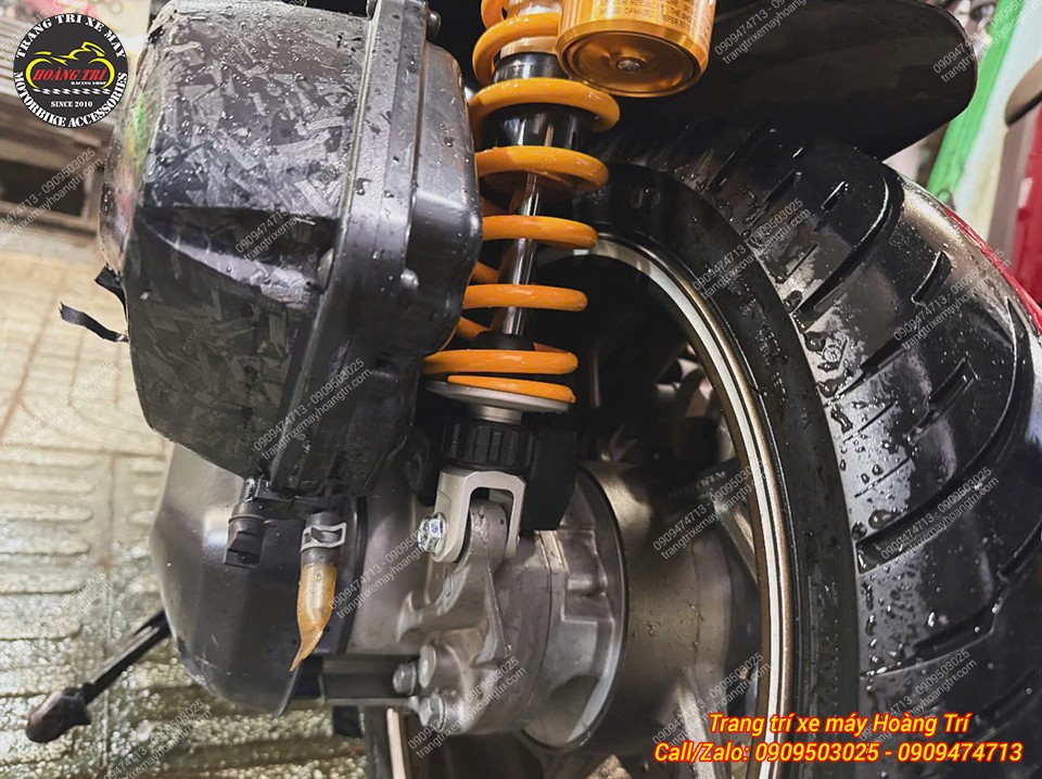 Cận cảnh chân phuộc Ohlins HO241 lắp chuẩn Vario 160, nổi bật với lò xo vàng đặc trưng